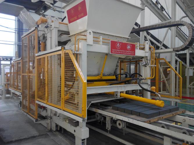 砌块成型机机械原理