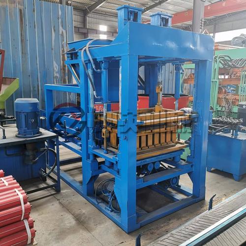 选择砌块成型机厂家时,应该注意哪些事项?